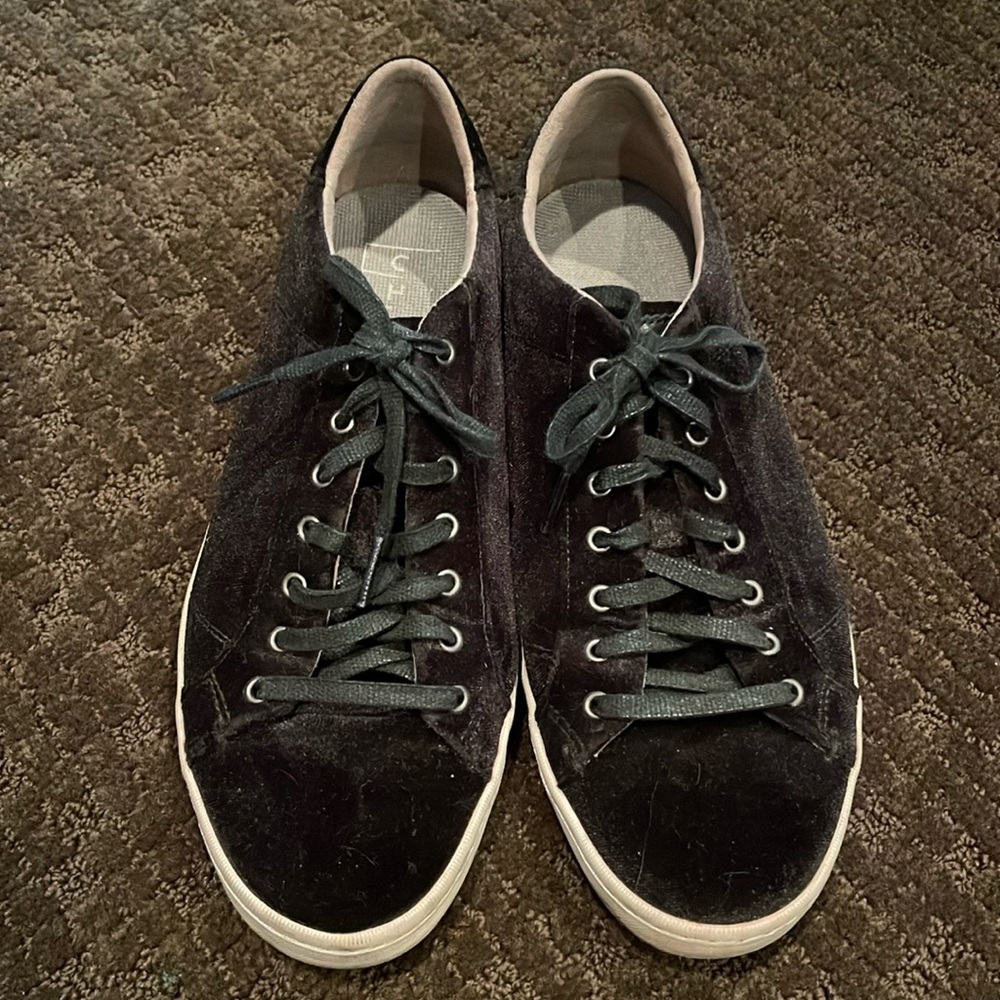Woman sneaker